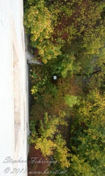 blick aus dem zimmerfenster nach unten im schloss am fernsteinsee